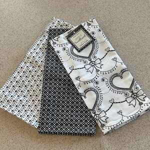 NWT Elegant Black and White Hearts  3 kitchen towels